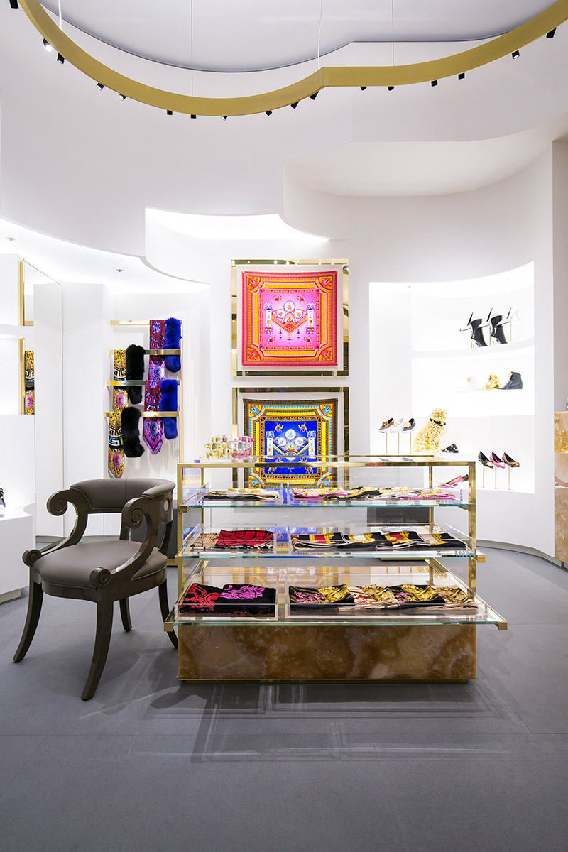 Versace-opens-a-new-boutique-in-Tokyo_fy3