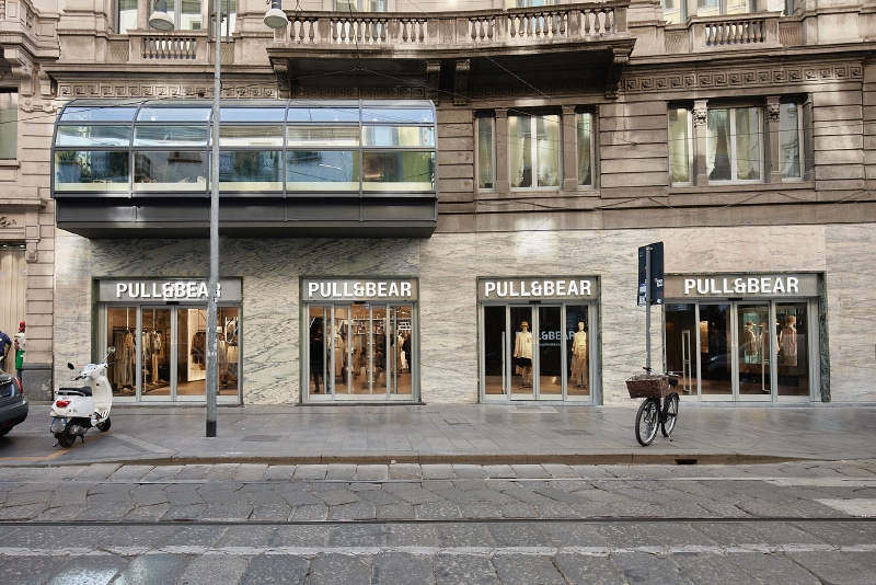 Pull&Bear opens a flagship store on Madrid's Gran Via and presents a new  logo - Fucking Young!